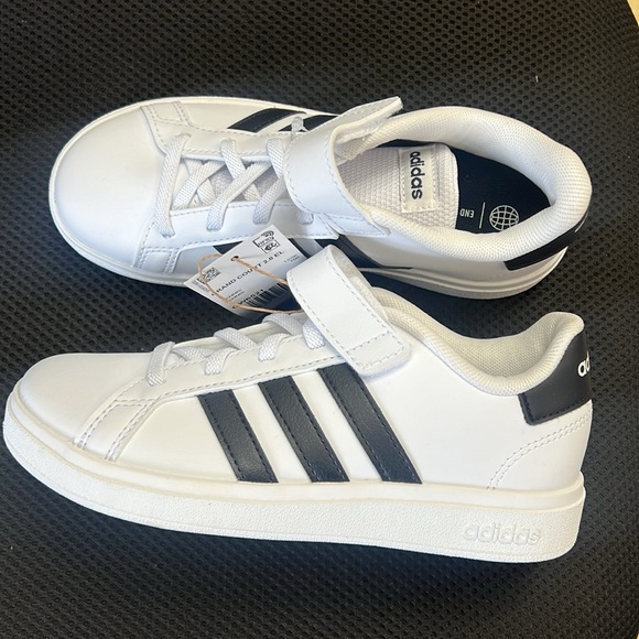 BOYS SNEAKERS! - Picture 2 of 4